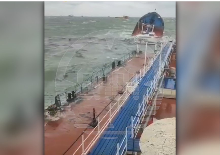 Терпящий бедствие у Керчи танкер приписан к астраханскому порту 