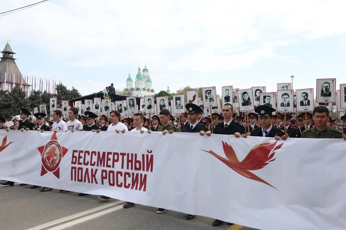 Более 60 тысяч астраханцев пришли на площадь Ленина отпраздновать День Победы