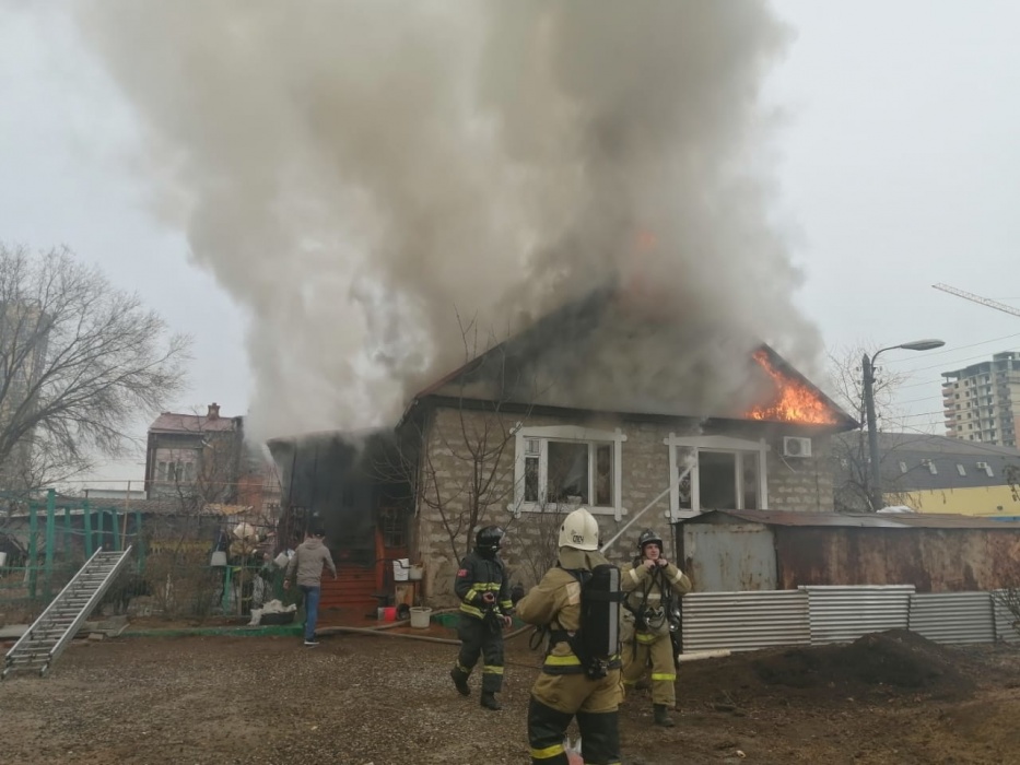 На Бэра в Астрахани произошел сильный пожар