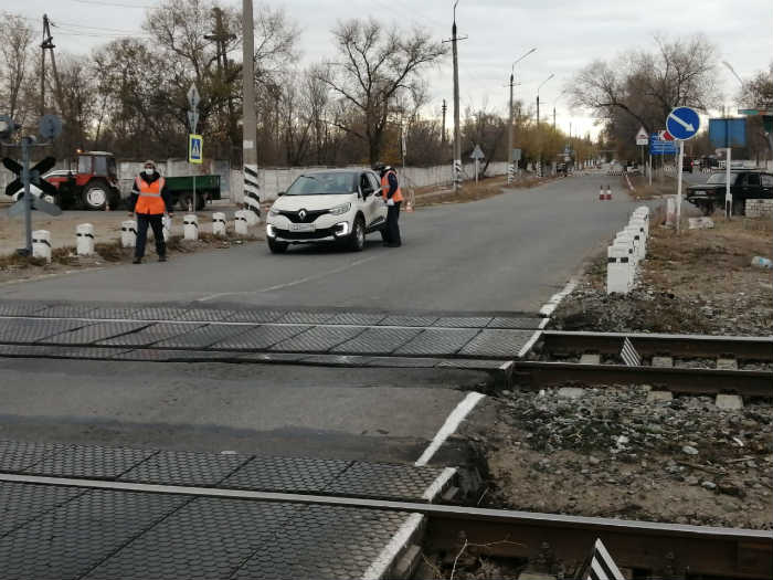 Астраханским водителям напомнили о правилах безопасности на железнодорожных переездах