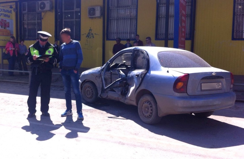 В Астраханской области автоледи зажало в салоне машины 