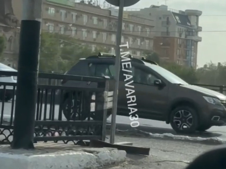 В Астрахани обнаружили дорожный знак, приклеенный скотчем к перилам