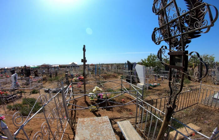 Астраханские бюрократы измеряют линейкой надгробие ветерана, чтобы сэкономить