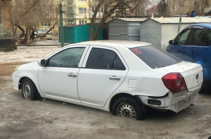Еще одна машина наглухо вмерзла в лед в Астрахани
