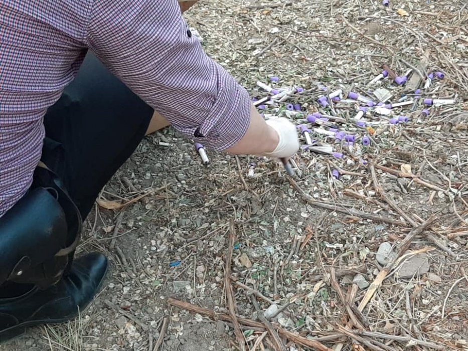 В Астрахани по земле разбросали лабораторные пробирки с кровью