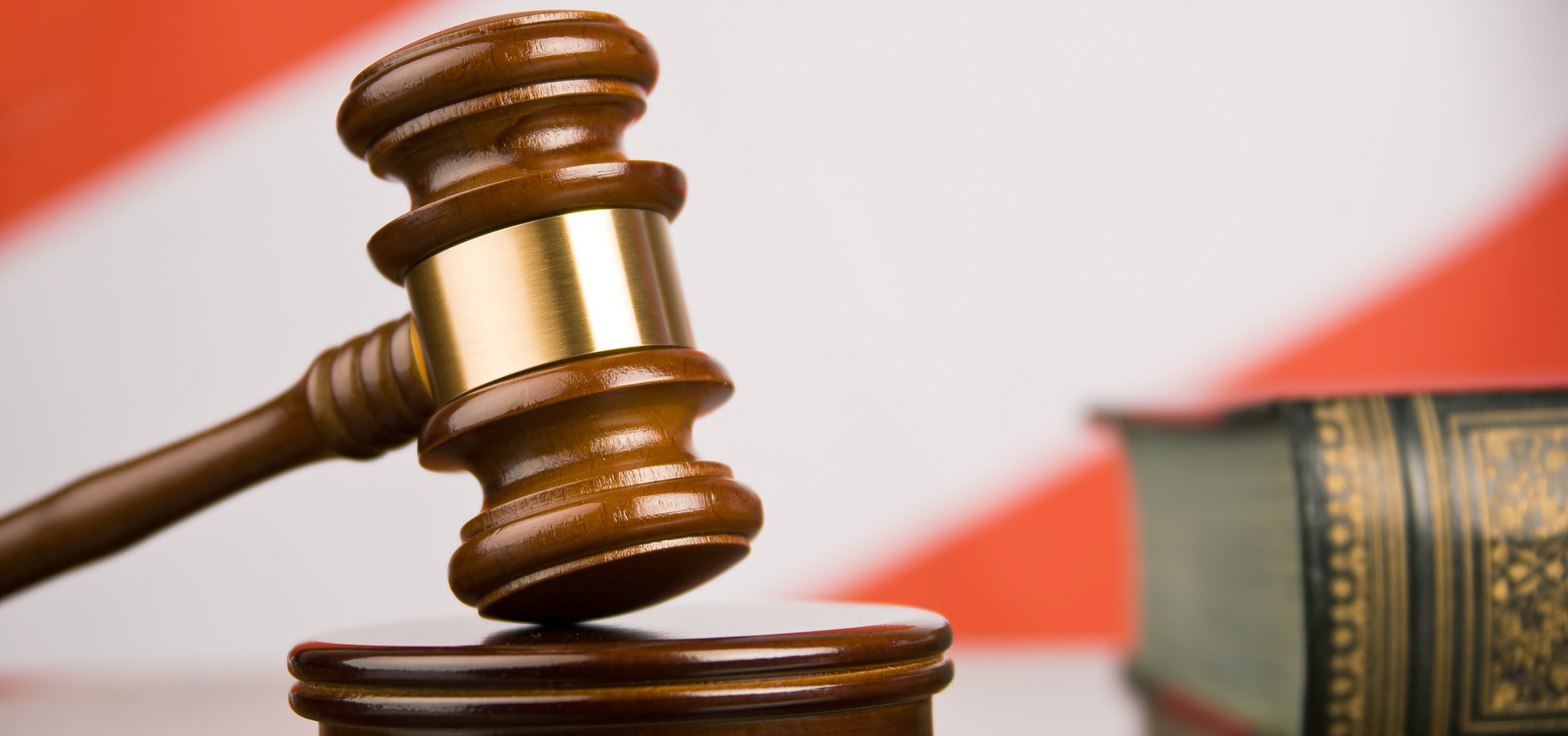 В Астрахани нарушивший закон судебный пристав на два года отлучен от службы