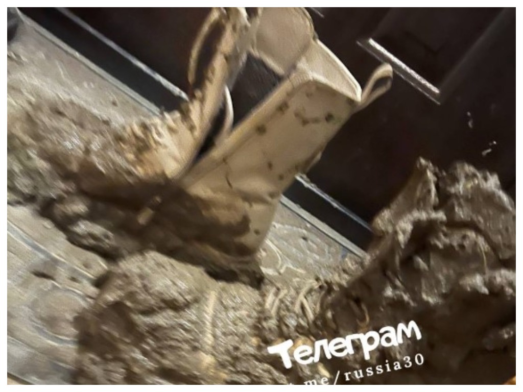 Астраханка чуть не утонула в яме, вырытой коммунальщиками