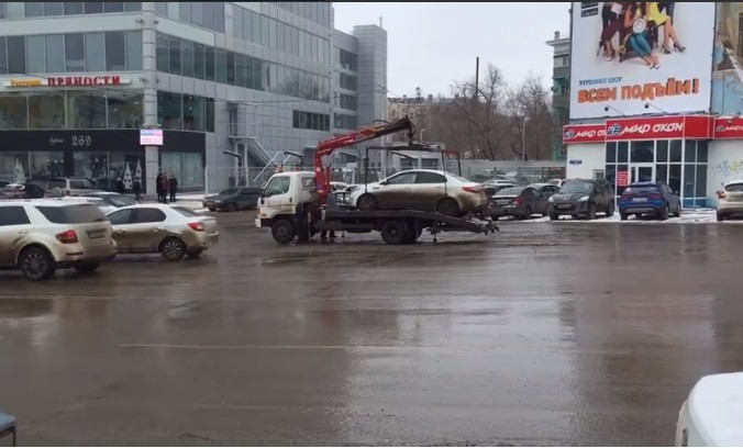 В Астрахани снегоуборочную технику сопровождает патрульная машина