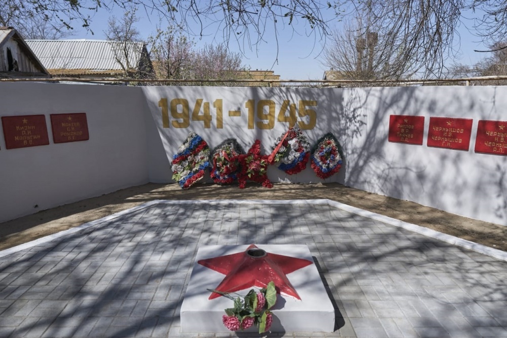 Астраханские нефтяники восстановили монументы героям Великой Отечественной войны