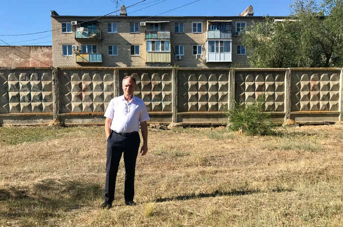 Астраханский сенатор Александр Башкин показал «Берлинскую стену» в Ахтубинске, за которой время текло по-другому