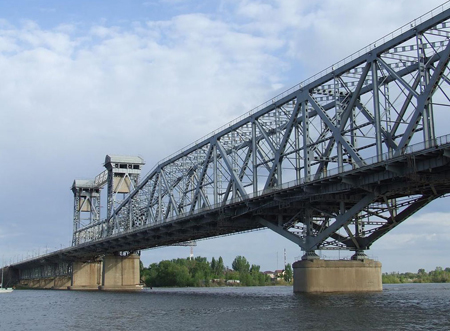 В Астрахани Старый мост через Волгу «стоит» в обоих направлениях