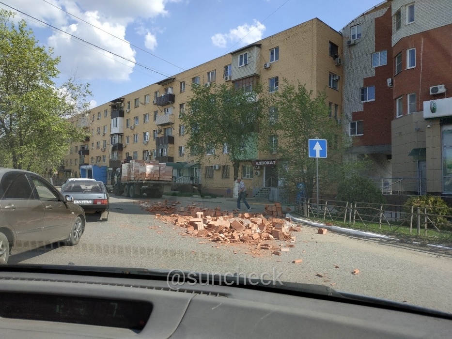 Внезапно. На улице Куликова в Астрахани на дорогу упал поддон кирпичей