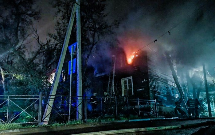 Следком уточняет: горевший в Астрахани жилой дом был расселен еще семь лет назад