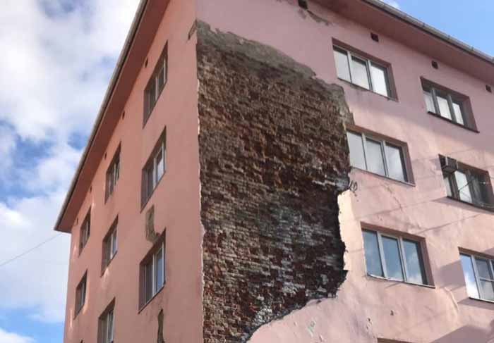 Прокуратура проводит проверку по обрушению фасада общежития в Астрахани