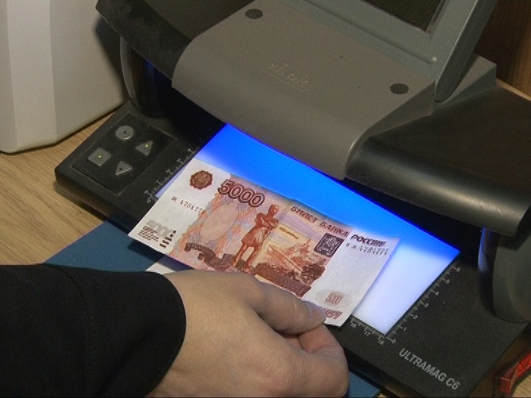 Астраханец расплатился в супермаркете фальшивой купюрой