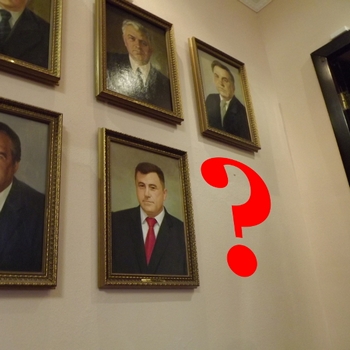 Оппозиция: «Мэрия снимает портреты Столярова»