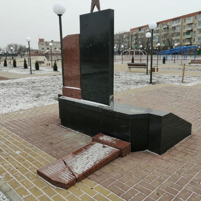 Разрушенный астраханским вандалом памятник восстановят к 23 февраля