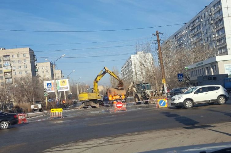 В Астрахани образовался стихийный каток из-за прорыва трубы