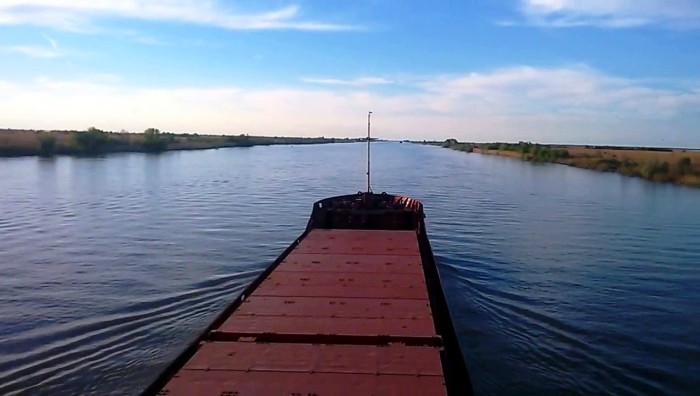 В Астраханской области Волго-Каспийский судоходный канал углубят до 4,5 метров к концу года