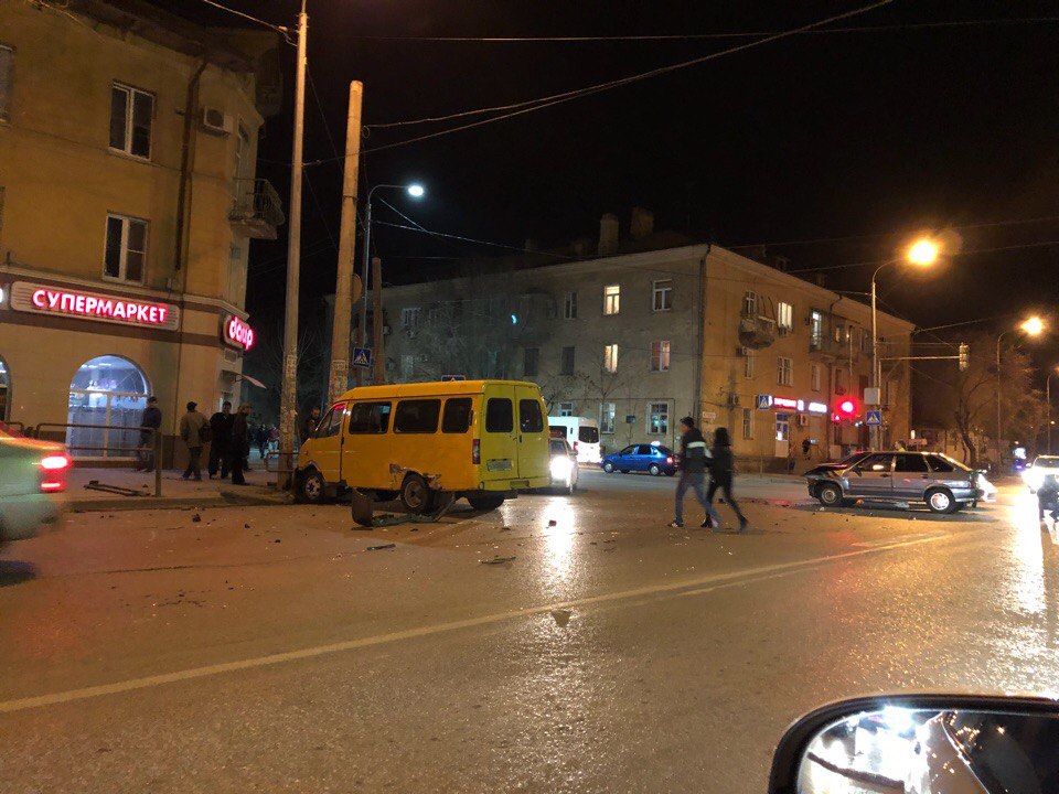 В Астрахани маршрутка врезалась в столб