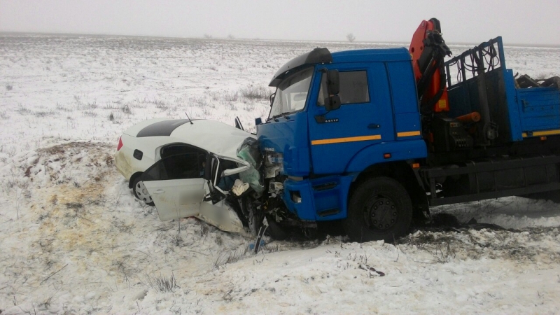  Под Астраханью столкнулись легковушка и "Камаз": погибли четыре человека