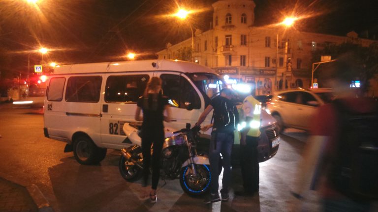В Астрахани ночью маршрутка сбила мотоциклиста