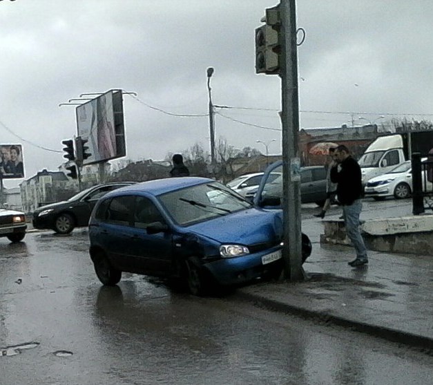 Фото дня: мокрые улицы, автомобили и и светофоры целуются