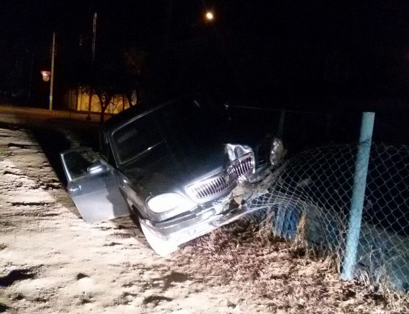 В Астрахани пьяный водитель, уходя от полицейской погони, повис на заборе