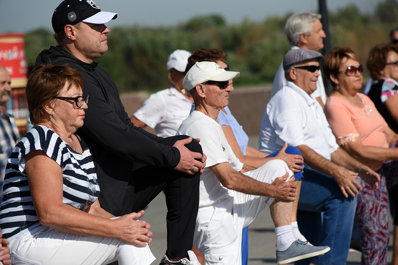 Бодрого утра! Физкультпривет от Игоря Бабушкина и бабушек. Фоторепортаж 