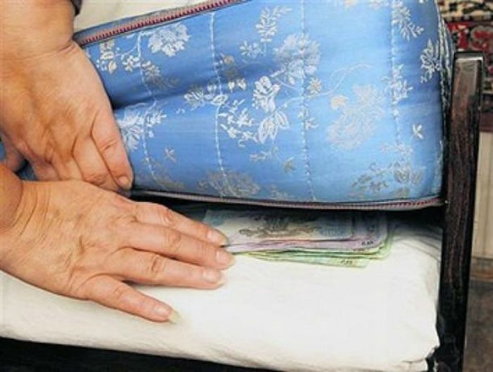 Астраханец лишился трех миллионов, хранившихся под матрасом