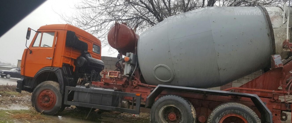 На астраханской трассе опрокинулся бетоносмеситель