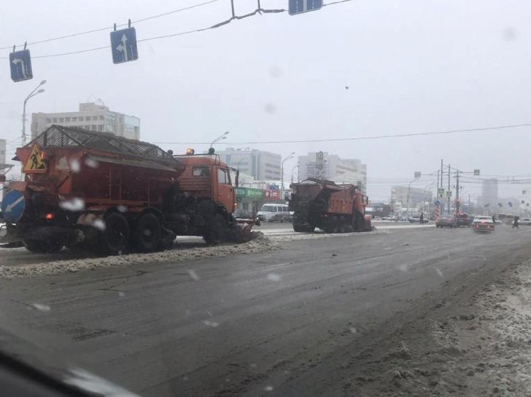 Снег в Астрахани чистят силами 32 единиц спецтехники