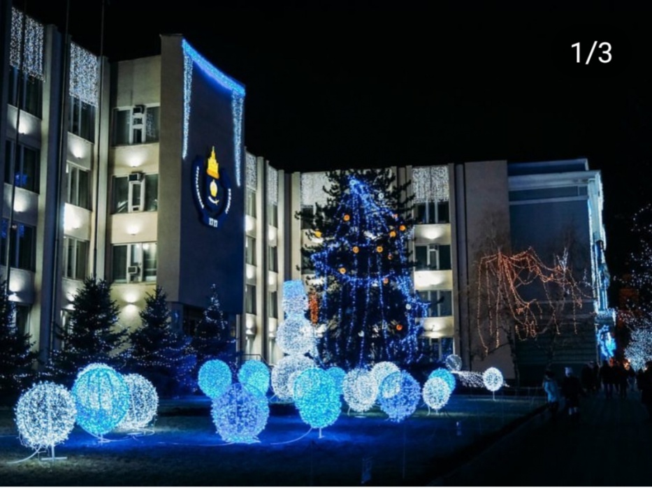 Новогодняя красота у зданий областной администрации Астрахани останется до 20 января