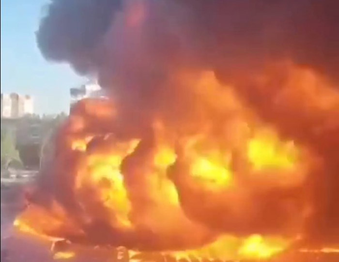 В Волжском мощнейший пожар, горит рынок и дома на площади 7 тысяч квадратных метров