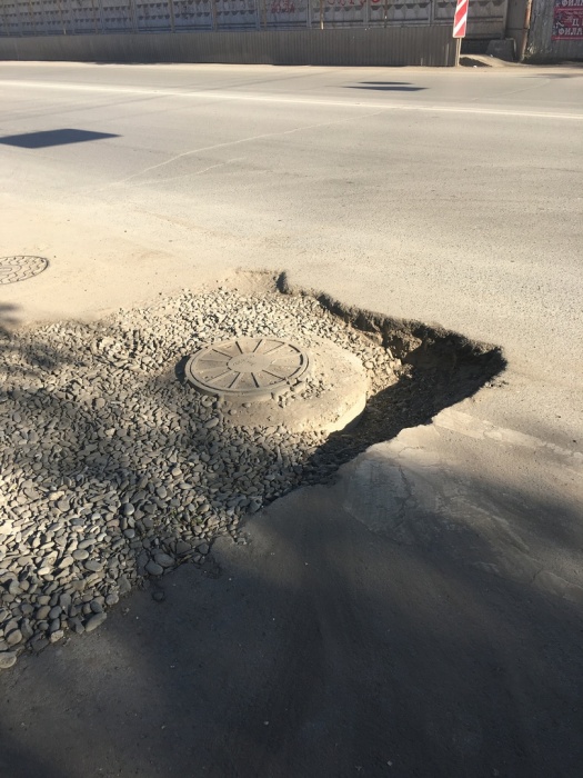 Астраханских водителей предупреждают о колоссальной яме, которая может убить машину