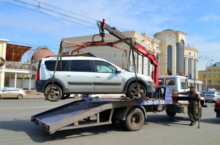 В центре Астрахани приставы забрали у водителей автомобили и телефоны