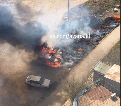 Неизвестный сжег две машины в Астрахани