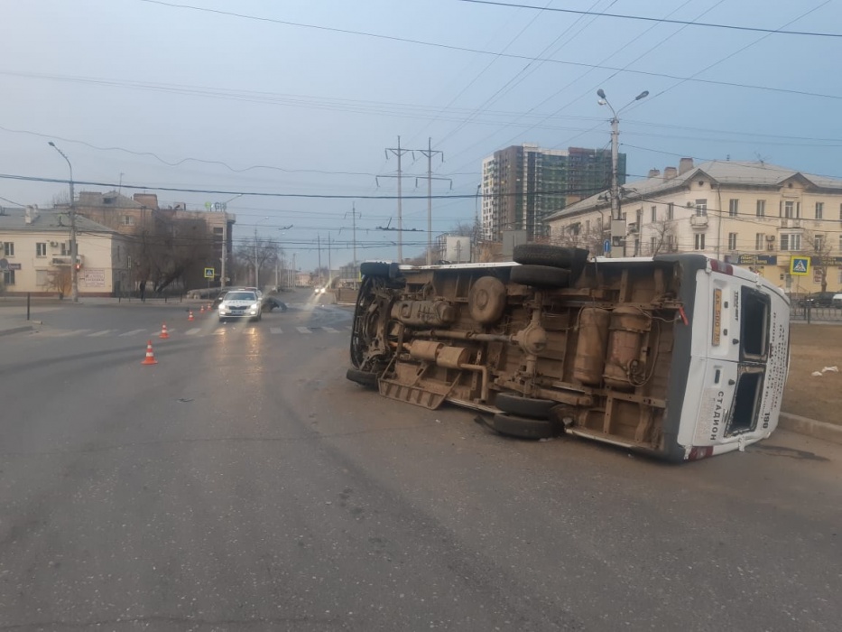 Опубликованы кадры аварии в Астрахани, в которой женщина перевернула маршрутку