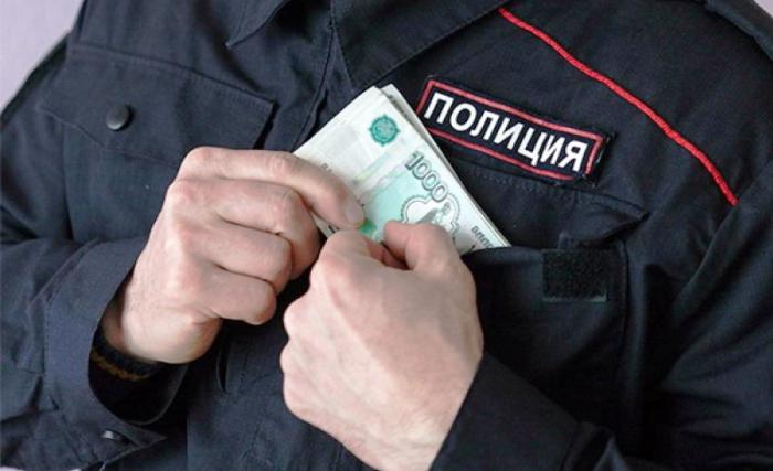 В Астрахани задержали оперативника угро при получении 25000 рублей 