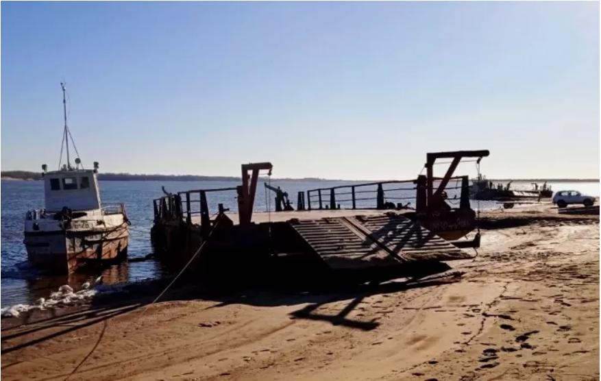 Еще один астраханский район из-за непогоды остался без паромов