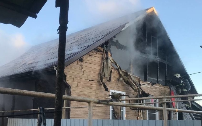 В Астрахани с утра горит дом с хозпостройкой