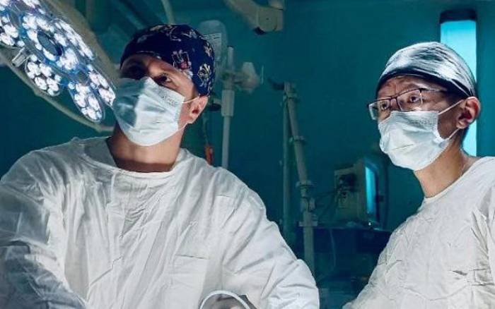 Хирург из Астрахани провел сложную операцию младенцу из Бурятии