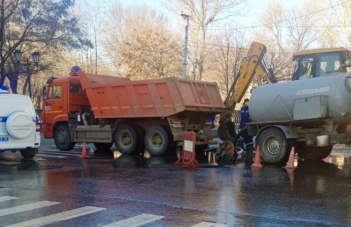 Сегодня должны завершить ремонт водопровода в центре Астрахани после вчерашнего ЧП