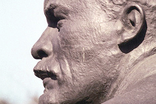 В Астраханской области пьяный вандал обезглавил памятник Ленину «во славу Украине»