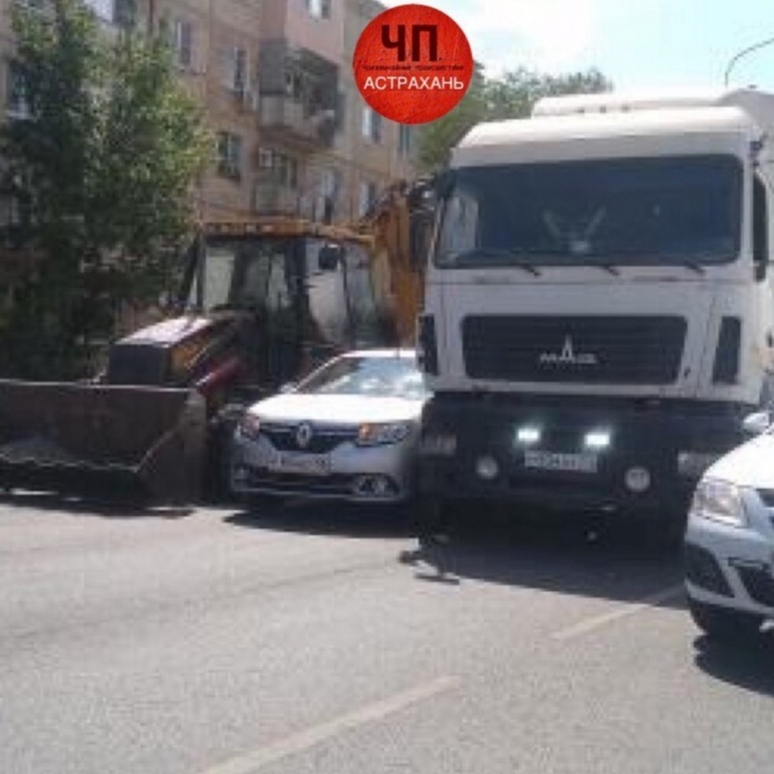 Безбашенный. В Астрахани водитель Яндекс.Такси застрял между трактором и МАЗом