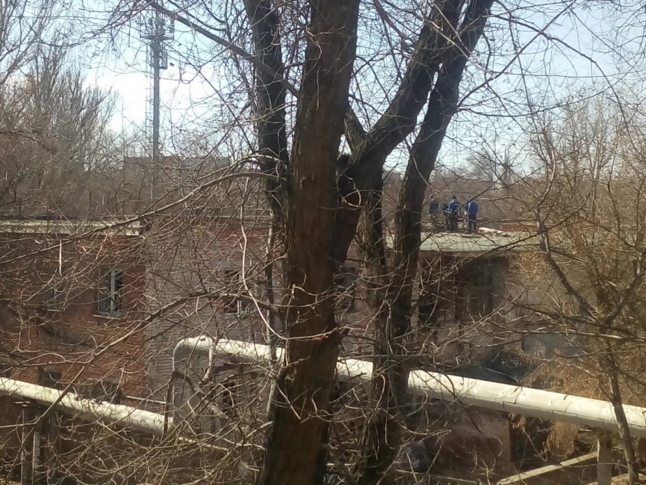 В соцсетях сообщают об астраханских школьниках, которые ломают крышу здания