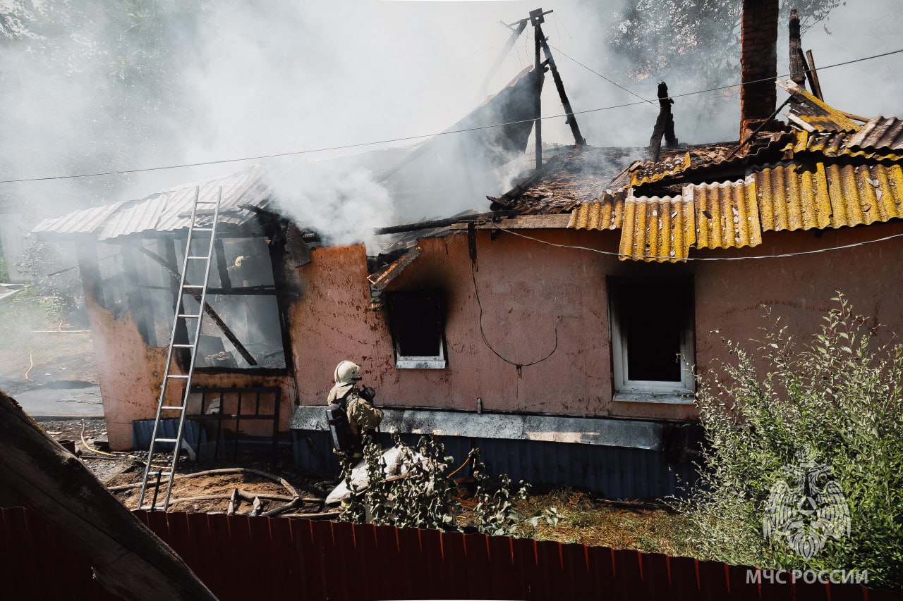 Астраханские спасатели обнаружили в сгоревшей квартире тело человека 