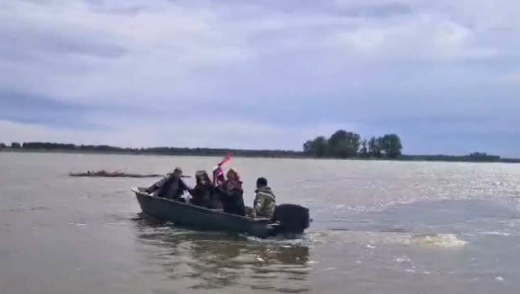 Астраханские артисты на лодках отправились поздравлять 102-летнего ветерана