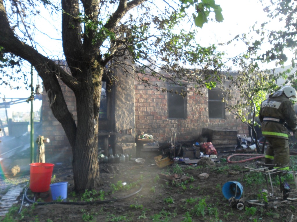 На пожаре под Астраханью один человек пострадал, двое погибли