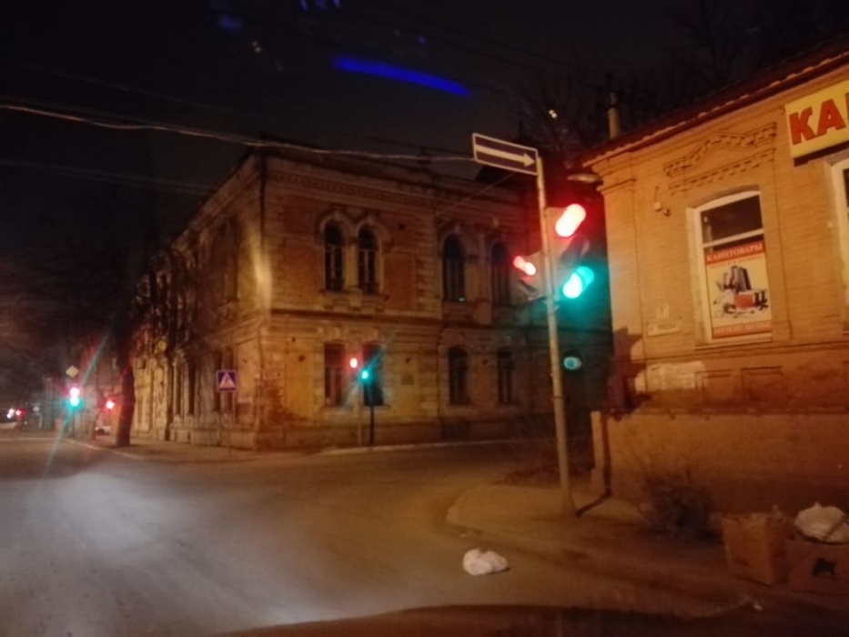 В Астрахани работают "пьяные" светофоры